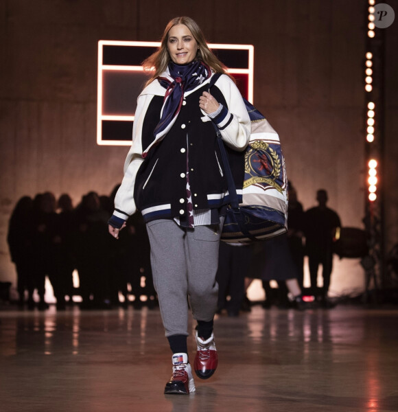 Yasmin Le Bon défile pour Tommy Hilfiger (collection Tommy x Lewis, en collaboration avec Lewis Hamilton) lors de la Fashion Week de Londres. Le 16 février 2020.