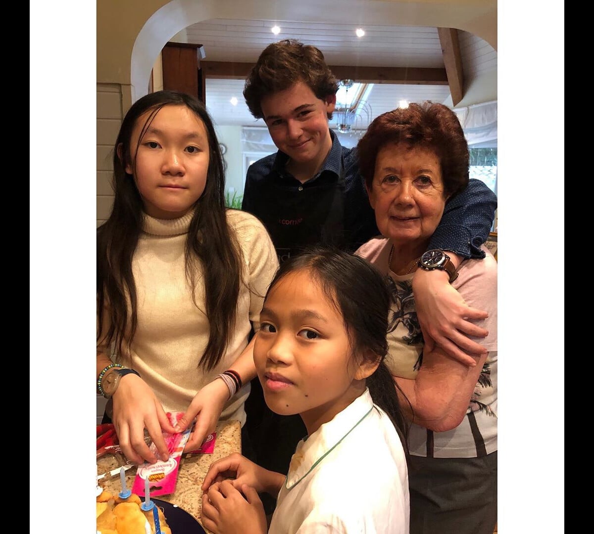 photo-la-maman-d-h-l-ne-darroze-avec-ses-petits-enfants-le-25