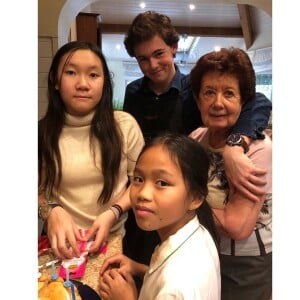 La maman d'Hélène Darroze avec ses petits-enfants, le 25 décembre 2019