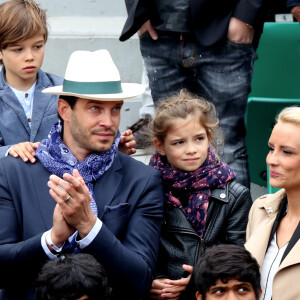 Elodie Gossuin avec son mari Bertrand Lacherie et leurs enfants Rose et Jules dans les tribunes des internationaux de France de Roland Garros à Paris le 4 juin 2016. © Moreau - Jacovides / Bestimage