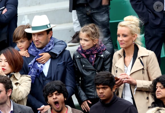 Elodie Gossuin avec son mari Bertrand Lacherie et leurs enfants Rose et Jules dans les tribunes des internationaux de France de Roland Garros à Paris le 4 juin 2016. © Moreau - Jacovides / Bestimage