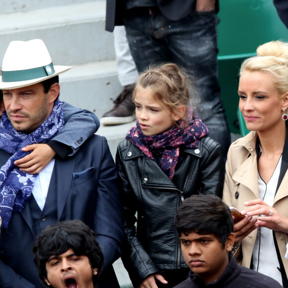 Elodie Gossuin avec son mari Bertrand Lacherie et leurs enfants Rose et Jules dans les tribunes des internationaux de France de Roland Garros à Paris le 4 juin 2016. © Moreau - Jacovides / Bestimage