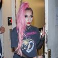 Lady Gaga porte un t-shirt Stevie Nicks, des bottes compensées et une queue de cheval rose à la sortie de l'évènement éphémère Labs Makeup à The Grove, Los Angeles, le 5 décembre 2019