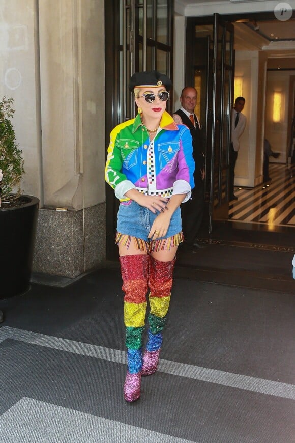 Lady Gaga aux couleurs de la Gay Pride sort de son hôtel à New York Le 28 Juin 2019