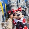 Drew Barrymore pose avec Minnie à Disney World en Floride le 25 janvier 2020.
