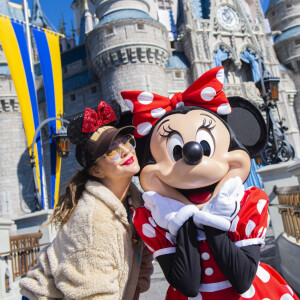 Drew Barrymore pose avec Minnie à Disney World en Floride le 25 janvier 2020.