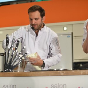 Christophe Michalak aux fourneaux lors de la 2e édition du Salon Cuisinez, à Paris le 19 octobre 2012.