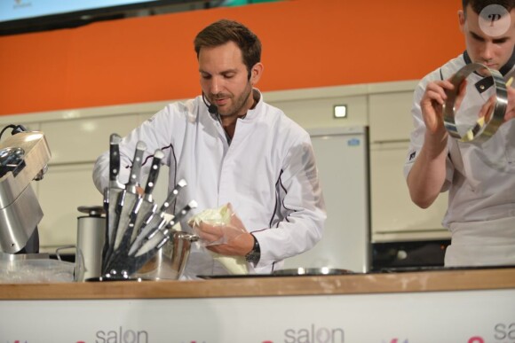 Christophe Michalak aux fourneaux lors de la 2e édition du Salon Cuisinez, à Paris le 19 octobre 2012.
