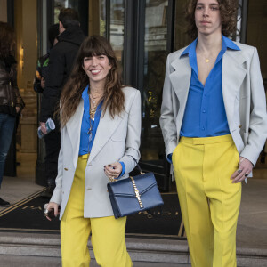 Lou Doillon et son fils Marlowe quittent l'hôtel Palazzo Parigi pour se rendre au défilé Gucci, collection automne-hiver 2020-2021. Milan, le 19 février 2020.