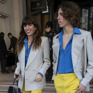 Lou Doillon et son fils Marlowe quittent l'hôtel Palazzo Parigi pour se rendre au défilé Gucci, collection automne-hiver 2020-2021. Milan, le 19 février 2020.