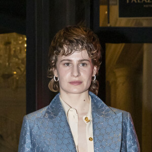 Heloïse Letissier (Christine And The Queens) quitte l'hôtel Palazzo Parigi pour se rendre au défilé Gucci, collection automne-hiver 2020-2021. Milan, le 19 février 2020.