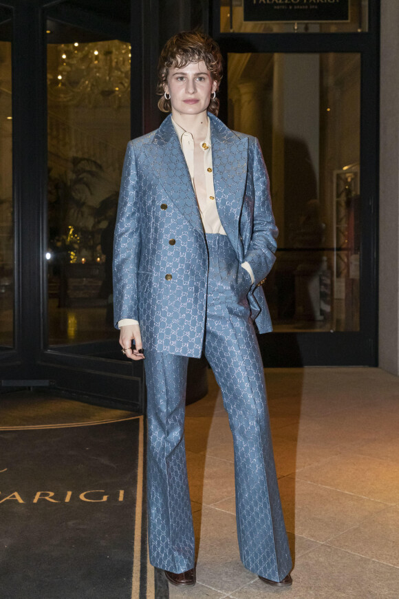 Heloïse Letissier (Christine And The Queens) quitte l'hôtel Palazzo Parigi pour se rendre au défilé Gucci, collection automne-hiver 2020-2021. Milan, le 19 février 2020.