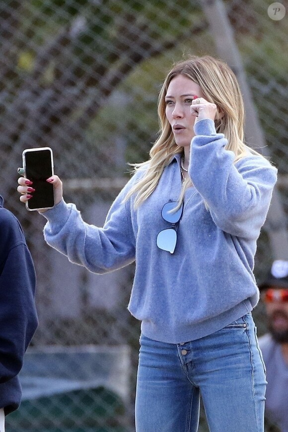Exclusif - Hilary Duff alerte la police, à cause de la présence d'un homme muni d'un appareil photo, sur le terrain de football où son fils joue au Flag football à Los Angeles, le 22 février 2020.