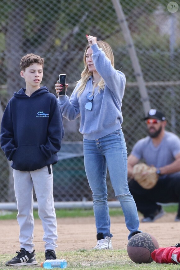 Exclusif - Hilary Duff alerte la police, à cause de la présence d'un homme muni d'un appareil photo, sur le terrain de football où son fils joue au Flag football à Los Angeles, le 22 février 2020.