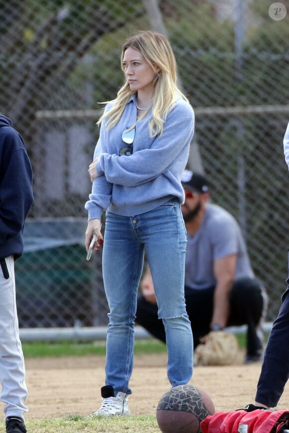 Exclusif - Hilary Duff alerte la police, à cause de la présence d'un homme muni d'un appareil photo, sur le terrain de football où son fils joue au Flag football à Los Angeles, le 22 février 2020.