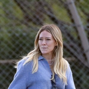 Exclusif - Hilary Duff alerte la police, à cause de la présence d'un homme muni d'un appareil photo, sur le terrain de football où son fils joue au Flag football à Los Angeles, le 22 février 2020.