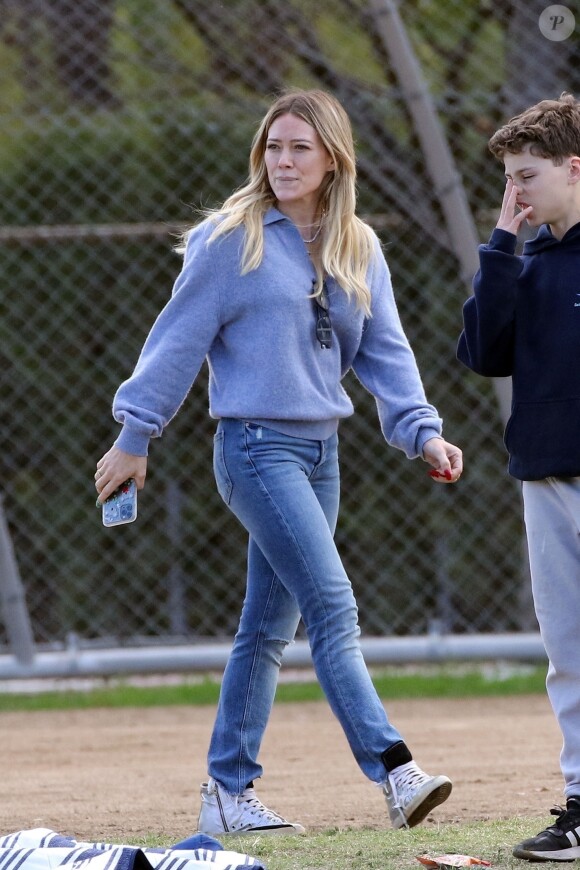 Exclusif - Hilary Duff alerte la police, à cause de la présence d'un homme muni d'un appareil photo, sur le terrain de football où son fils joue au Flag football à Los Angeles, le 22 février 2020.