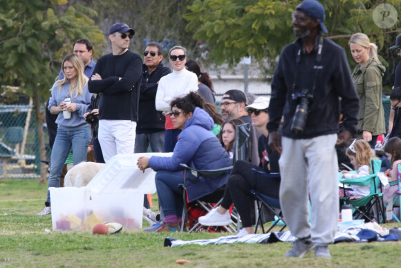Exclusif - Hilary Duff alerte la police, à cause de la présence d'un homme muni d'un appareil photo, sur le terrain de football où son fils joue au Flag football à Los Angeles, le 22 février 2020.