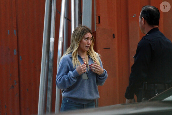 Exclusif - Hilary Duff alerte la police, à cause de la présence d'un homme muni d'un appareil photo, sur le terrain de football où son fils joue au Flag football à Los Angeles, le 22 février 2020.