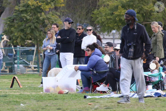Exclusif - Hilary Duff alerte la police, à cause de la présence d'un homme muni d'un appareil photo, sur le terrain de football où son fils joue au Flag football à Los Angeles, le 22 février 2020.