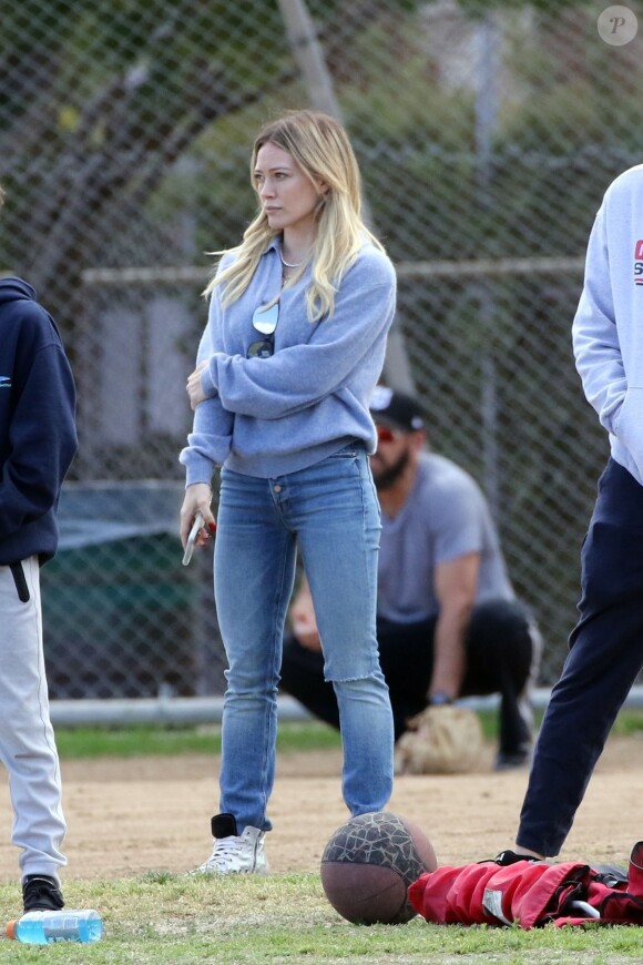 Exclusif - Hilary Duff encourage son fils de 7 ans (maillot 11) lors d'une partie de Flag football, un jeu dérivé du football américain, le 22 février 2020 à Los Angeles.