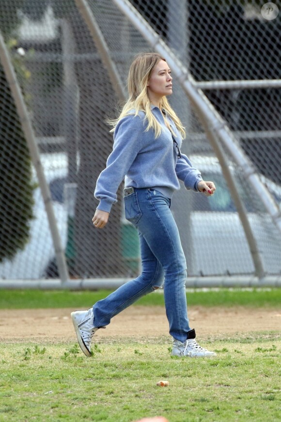 Exclusif - Hilary Duff encourage son fils de 7 ans (maillot 11) lors d'une partie de Flag football, un jeu dérivé du football américain, le 22 février 2020 à Los Angeles.