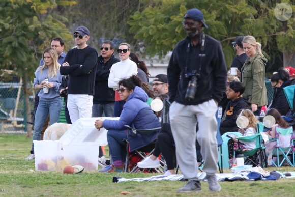 Exclusif - Hilary Duff alerte la police, à cause de la présence d'un homme muni d'un appareil photo, sur le terrain de football où son fils joue au Flag football à Los Angeles, le 22 février 2020.