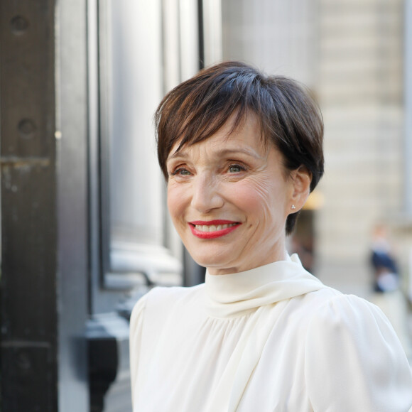 Kristin Scott Thomas arrive au défilé Haute Couture Valentino collection Automne-Hiver 2019/20 à l'hôtel Salomon de Rothschild à Paris, France, le 3 juillet 2019. © Veeren-Clovis/Bestimage