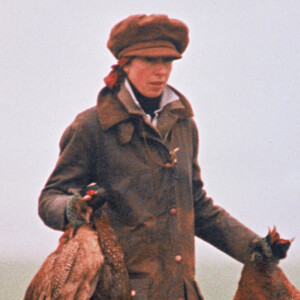 La princesse Anne d'Angleterre à Sandringham en 1990, en train de chasser avec l'un de ses chiens.