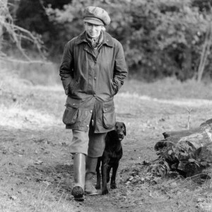 La princesse Anne se promenant avec son chien en 1986.