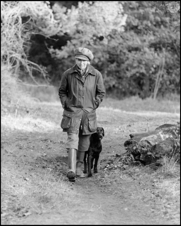La princesse Anne se promenant avec son chien en 1986.