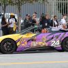 Des agents de police mettent une amende sur la voiture de sport peinte en hommage à Kobe Bryant et de sa fille Gianna garée dans les rues de Los Angeles, le 24 février 2020