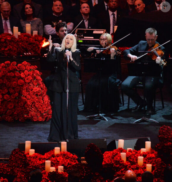 Christina Aguilera chante Ave Maria lors de l'hommage publique à Kobe Bryant et sa fille Gianna, le 24 février 2020 au Staples Centers de Los Angeles. 