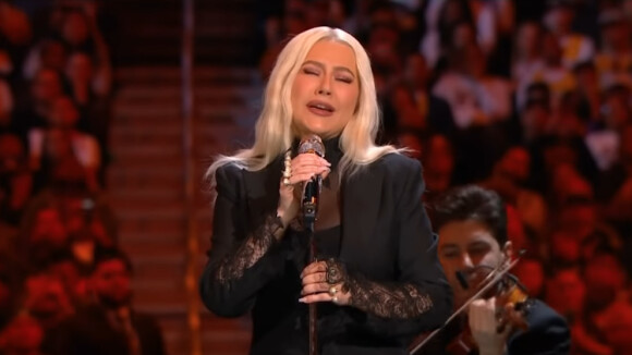 Christina Aguilera chante "Ave Maria" lors de l'hommage à Kobe Bryant et Gianna le 24 février 2020 à Los Angeles.