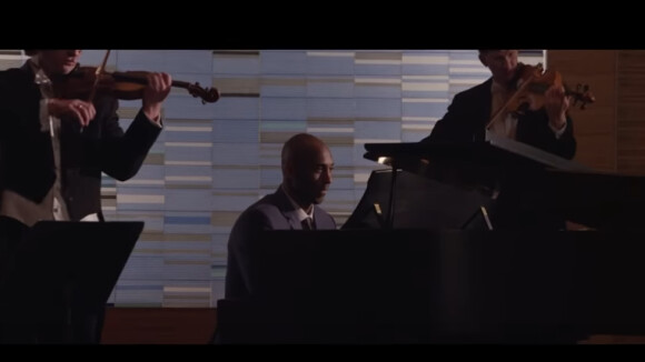 Kobe Bryant joue la "Sonate au clair de lune" de Beethoven, en 2014.