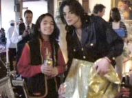 Omer Bhatti, le faux fils caché de Michael Jackson se promène... avec les garçons de la star !