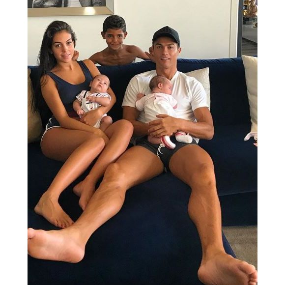Cristiano Ronaldo pose avec ses jumeaux de deux mois, Eva et Mateo, son fils Cristiano Jr, 7 ans et sa compagne Georgina Rodriguez (enceinte). Instagram, le 27 août 2017.
