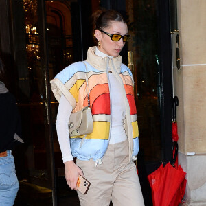 Bella Hadid quitte l'hôtel Plaza-Athenée à Paris, le 24 février 2020.