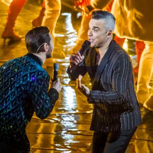 Robbie Williams et Lous and The Yakuza (Marie Pierra), stars de la finale de l'émission "X-Factor" en Italie. Milan. Le 12 décembre 2019. Robbie Williams a présenté un extrait de son album de Noël et a chanté avec les quatre finalistes du concours.