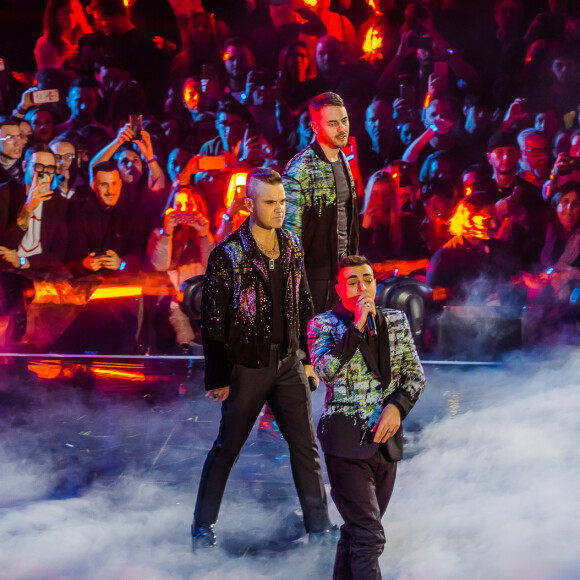 Robbie Williams et Lous and The Yakuza (Marie Pierra), stars de la finale de l'émission "X-Factor" en Italie. Milan. Le 12 décembre 2019. Robbie Williams a présenté un extrait de son album de Noël et a chanté avec les quatre finalistes du concours.