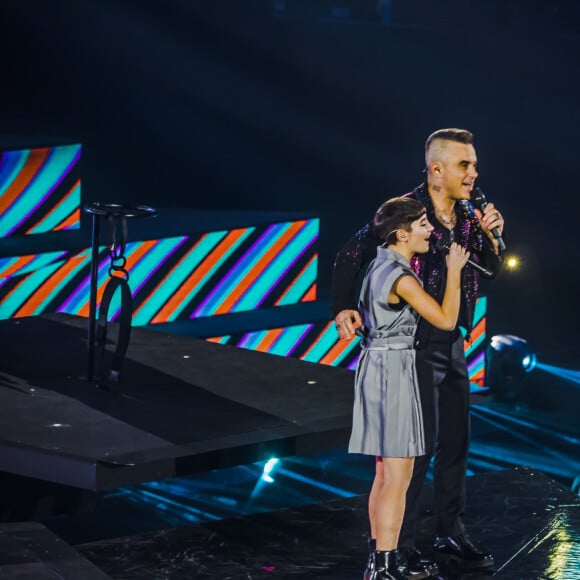 Robbie Williams et Lous and The Yakuza (Marie Pierra), stars de la finale de l'émission "X-Factor" en Italie. Milan. Le 12 décembre 2019. Robbie Williams a présenté un extrait de son album de Noël et a chanté avec les quatre finalistes du concours.