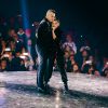 Robbie Williams et Lous and The Yakuza (Marie Pierra), stars de la finale de l'émission "X-Factor" en Italie. Milan. Le 12 décembre 2019. Robbie Williams a présenté un extrait de son album de Noël et a chanté avec les quatre finalistes du concours.