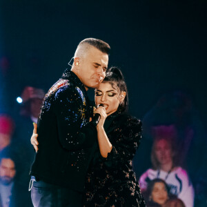 Robbie Williams et Lous and The Yakuza (Marie Pierra), stars de la finale de l'émission "X-Factor" en Italie. Milan. Le 12 décembre 2019. Robbie Williams a présenté un extrait de son album de Noël et a chanté avec les quatre finalistes du concours.