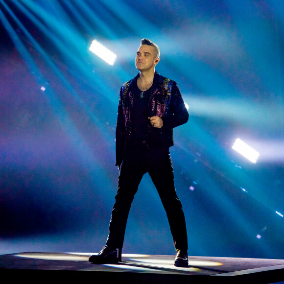 Robbie Williams et Lous and The Yakuza (Marie Pierra), stars de la finale de l'émission "X-Factor" en Italie. Milan. Le 12 décembre 2019. Robbie Williams a présenté un extrait de son album de Noël et a chanté avec les quatre finalistes du concours.