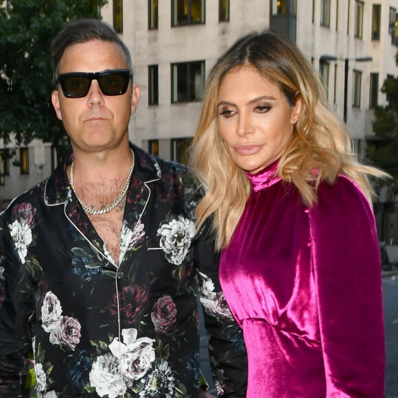 Naissance - Robbie Williams est papa pour la quatrième fois - Robbie Williams et sa femme Ayda Field arrivent au club "Annabel's" pour l'anniversaire de L. Silverman. Londres, le 25 juillet 2018.