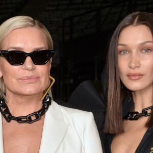 Yolanda Hadid et sa fille Bella Hadid en backstage du défilé de mode prêt-à-porter "Off-White" automne-hiver 2020/2021 lors de la semaine de la mode à Paris, France, le 27 février 2020. © Veeren-Clovis/bestimage