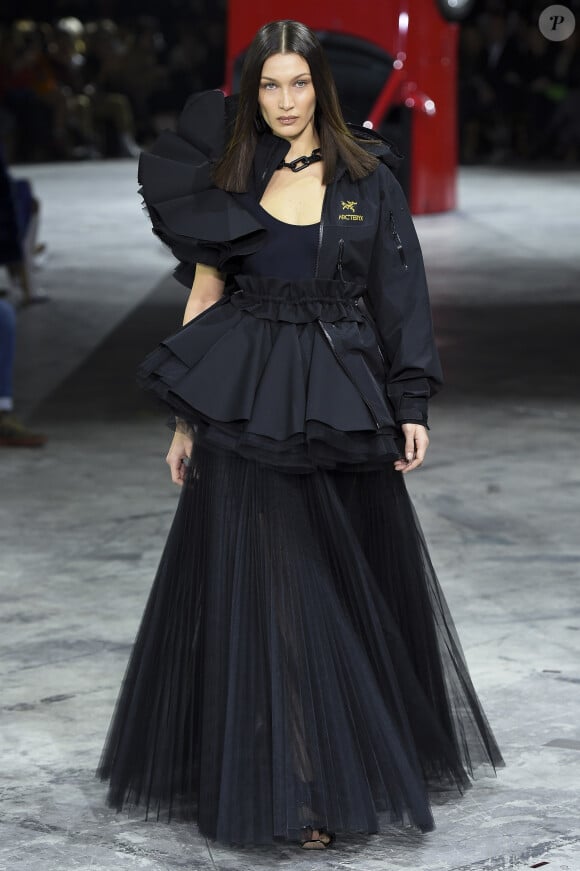 Bella Hadid - Défilé Off-White "Collection Prêt-à-Porter Automne/Hiver 2020-2021" lors de la Fashion Week de Paris (PFW), le 27 février 2020.