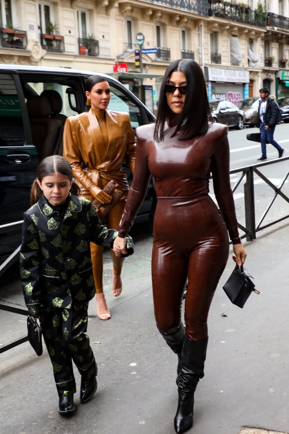 Kim Kardashian, sa fille North West, Kourtney Kardashian et sa fille Penelope Disick se rendent au "Sunday Service" de Kanye West à Paris, la messe est organisée au Théâtre des Bouffes du Nord à Paris, le 1er mars 2020.