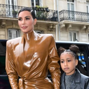 Kim Kardashian, sa fille North West, Kourtney Kardashian et sa fille Penelope Disick se rendent au "Sunday Service" de Kanye West à Paris, la messe est organisée au Théâtre des Bouffes du Nord à Paris, le 1er mars 2020.