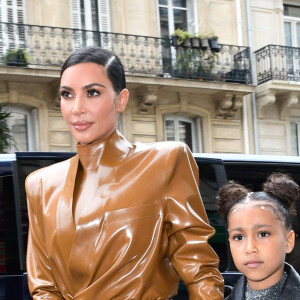 Kim Kardashian, sa fille North West, Kourtney Kardashian et sa fille Penelope Disick se rendent au "Sunday Service" de Kanye West à Paris, la messe est organisée au Théâtre des Bouffes du Nord à Paris, le 1er mars 2020.